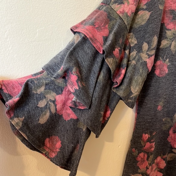 E. Luna, grey floral print top, ruffled sleeves, L, good condition - Picture 4 of 4